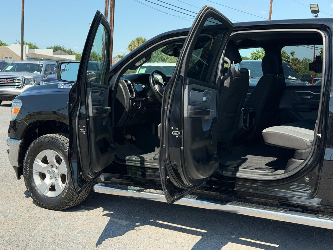 RAM 1500 Big Horn 4x4 Crew Cab 5'7" Box 2022