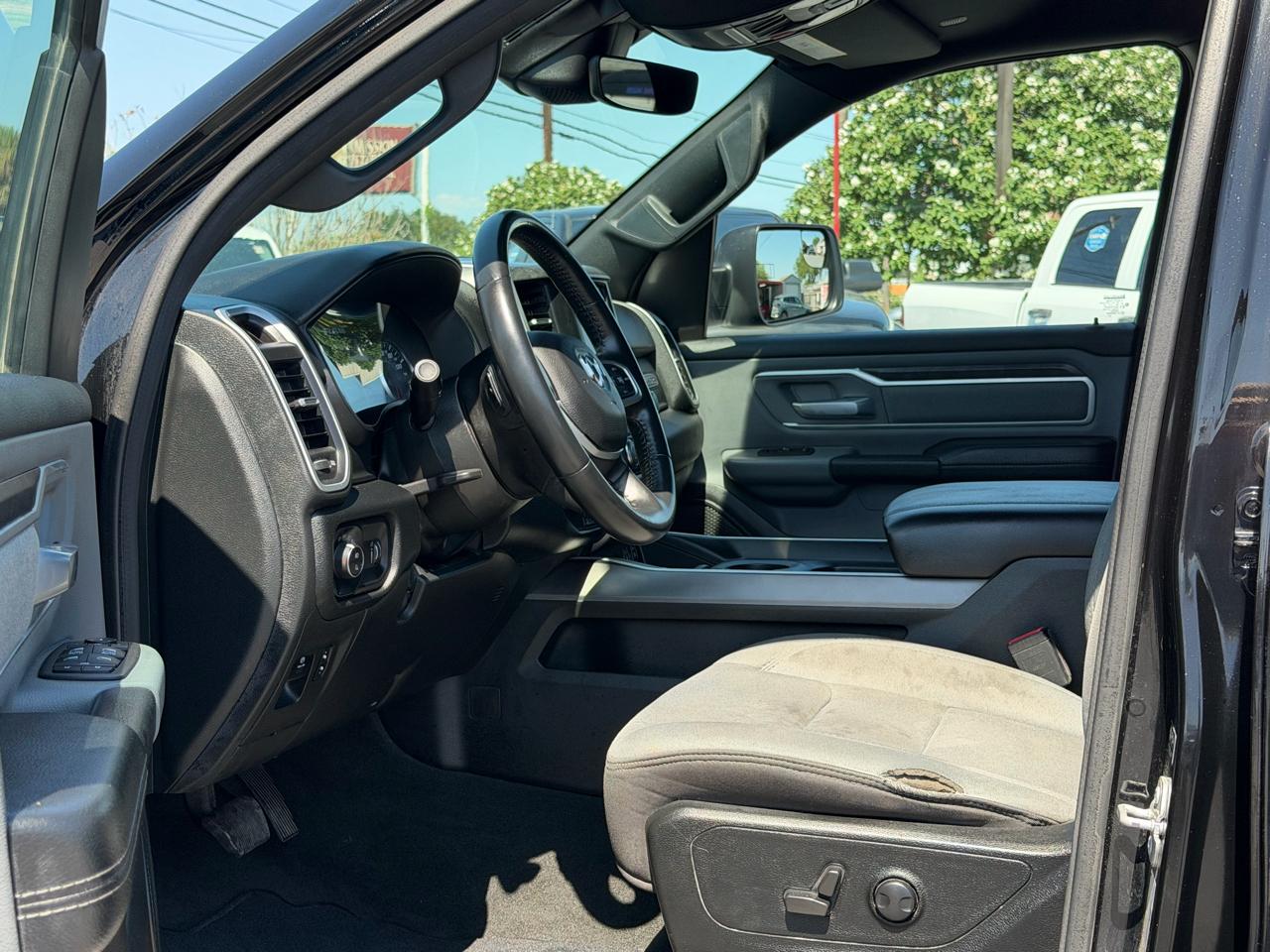 RAM 1500 Big Horn 4x4 Crew Cab 5'7" Box 2022