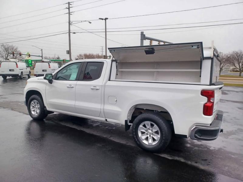 2022 Chevrolet Silverado 1500 LT photo 2