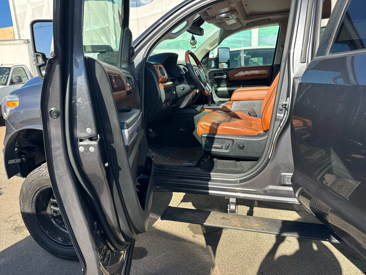 2019 Toyota Tundra Platinum Grade photo 2