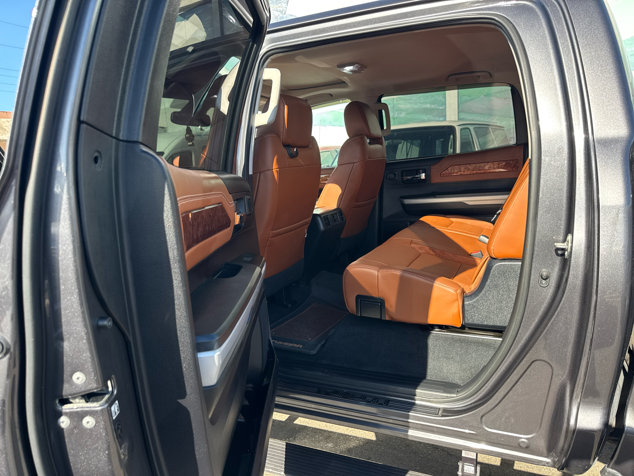2019 Toyota Tundra Platinum Grade photo 3