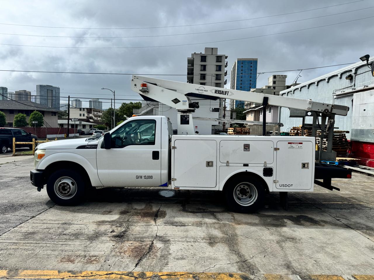 Ford Super Duty F-350 DRW 2WD Reg Cab 141" WB 60" CA XLT 2011