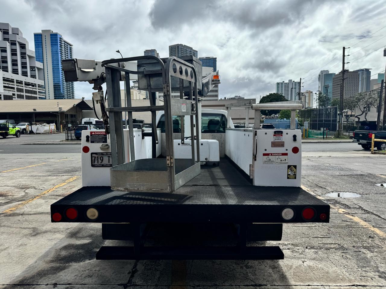 Ford Super Duty F-350 DRW 2WD Reg Cab 141" WB 60" CA XLT 2011