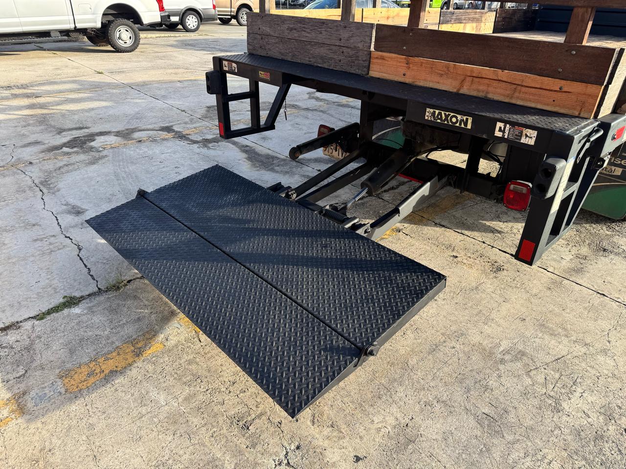 Ford Super Duty F-550 DRW XLT 4WD Reg Cab 145" WB 60" CA 2017