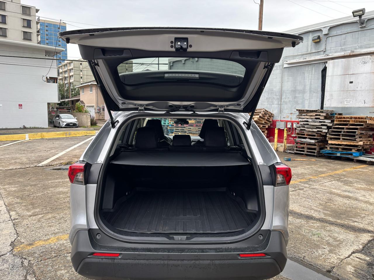 Toyota RAV4 LE FWD (Natl) 2025