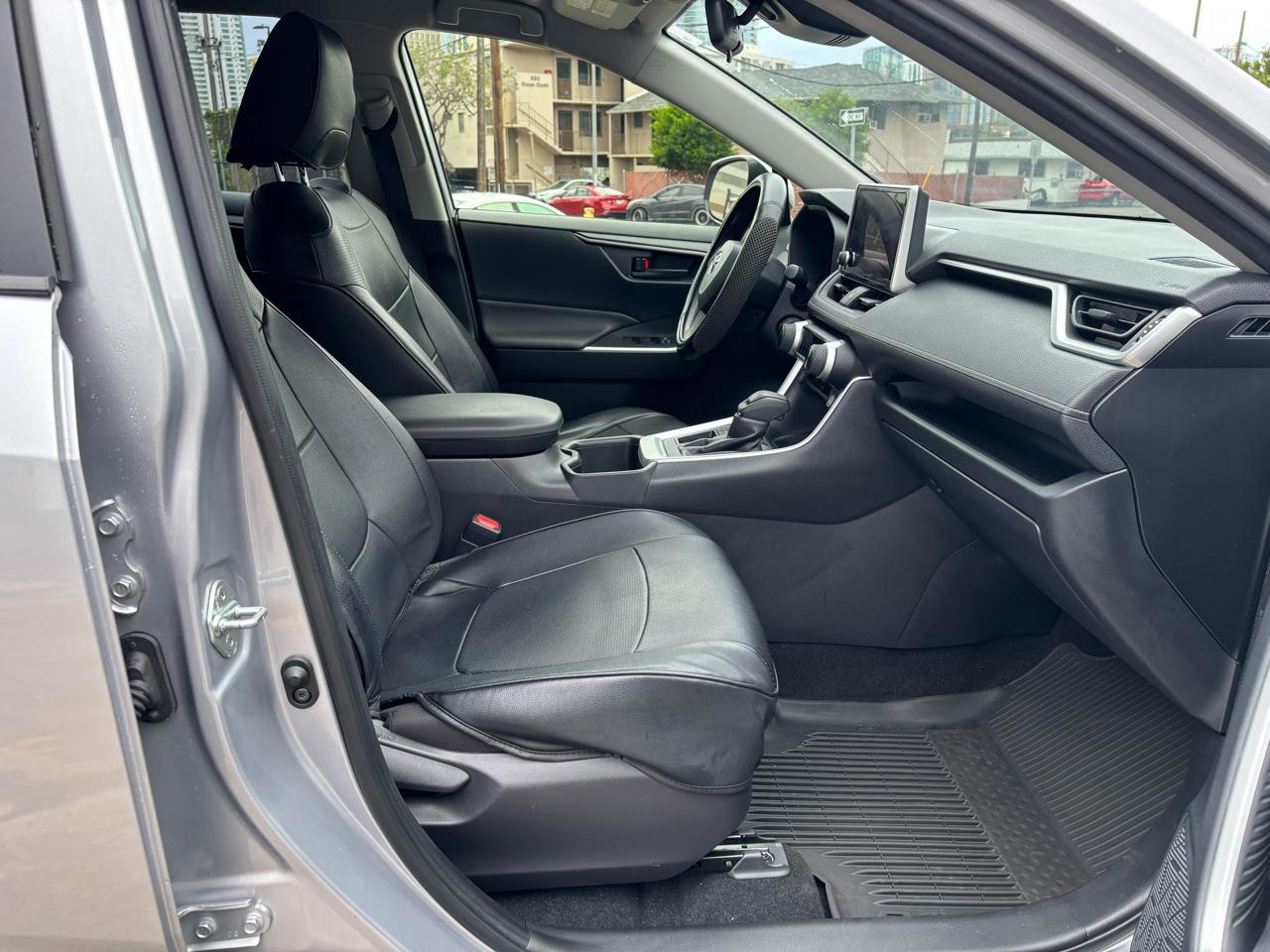 Toyota RAV4 LE FWD (Natl) 2025