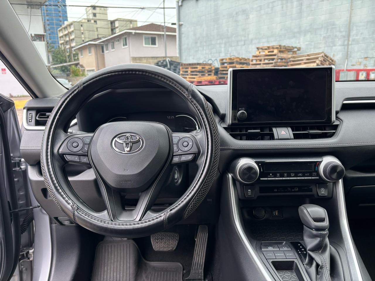 Toyota RAV4 LE FWD (Natl) 2025