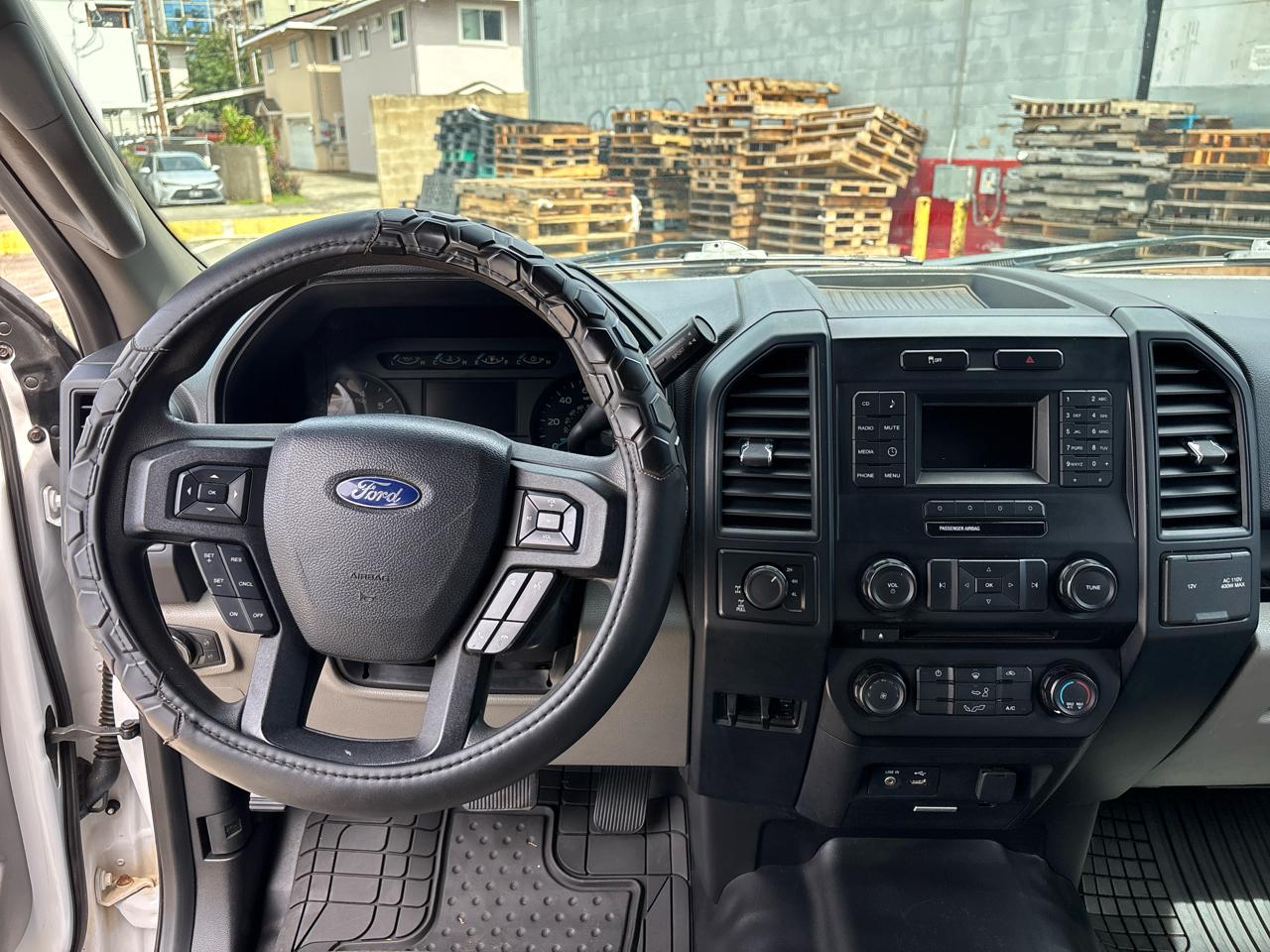 Ford F-150 4WD SuperCrew 157" Lariat w/HD Payload Pkg 2015