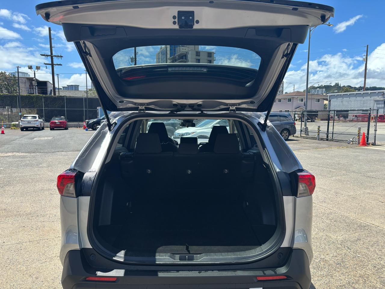 Toyota RAV4 LE FWD (Natl) 2023