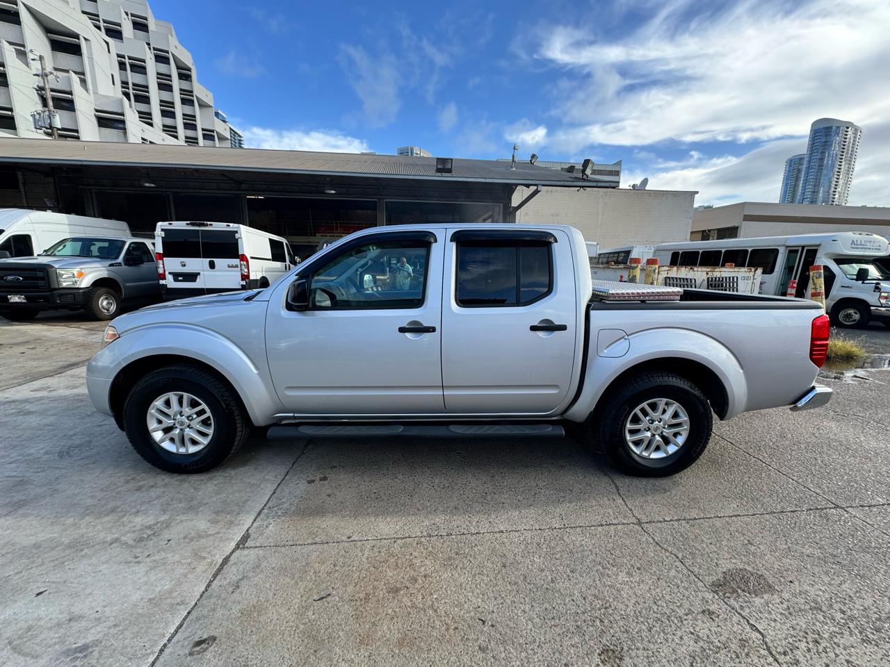 Nissan Frontier 2WD Crew Cab SWB Auto SV 2015