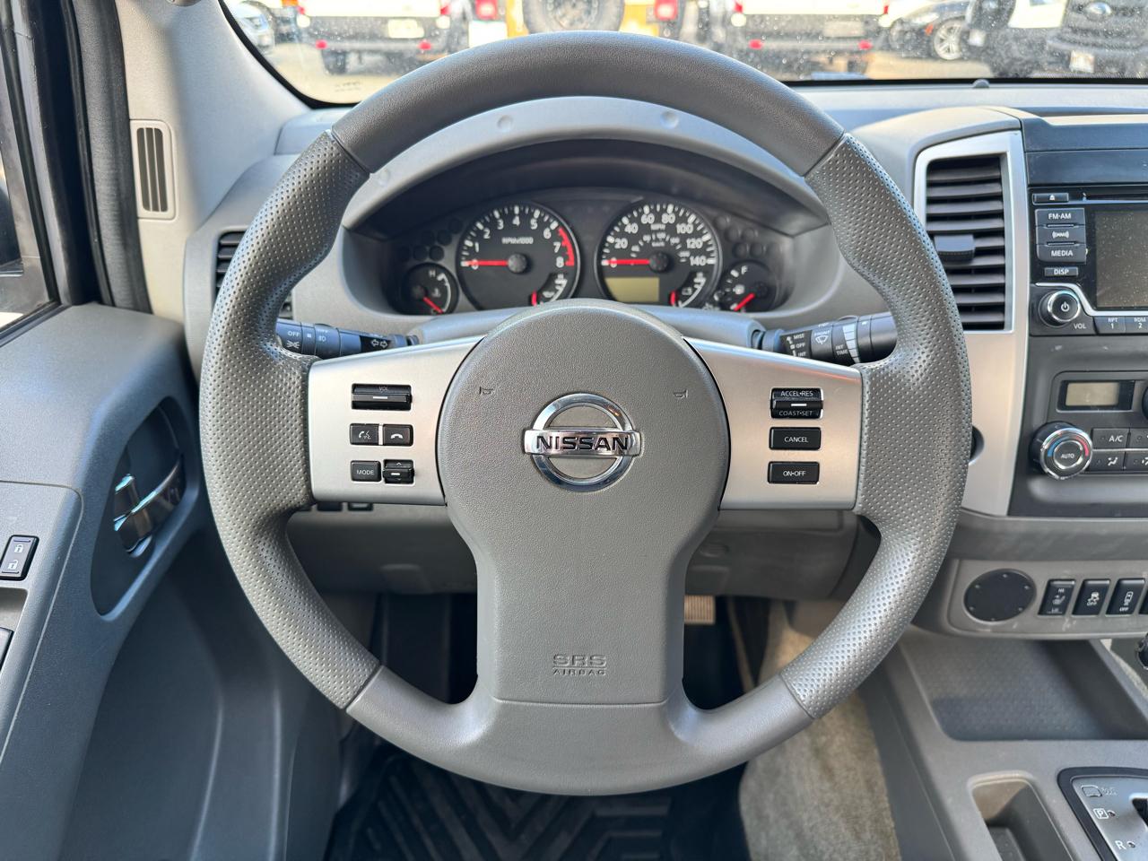Nissan Frontier 2WD Crew Cab SWB Auto SV 2015