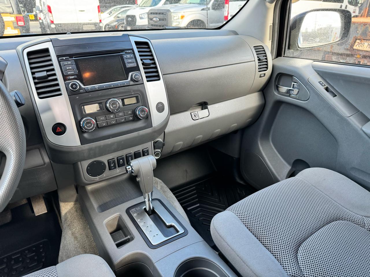 Nissan Frontier 2WD Crew Cab SWB Auto SV 2015