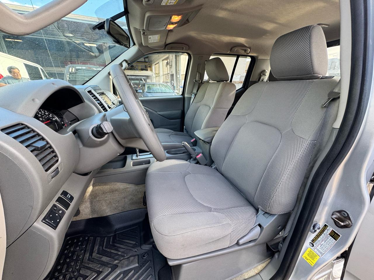 Nissan Frontier 2WD Crew Cab SWB Auto SV 2015
