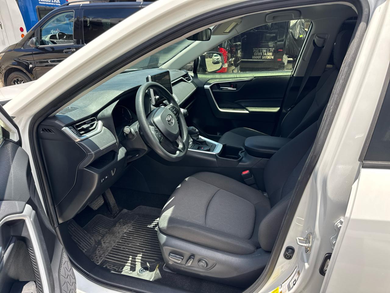Toyota RAV4 XLE FWD (Natl) 2025