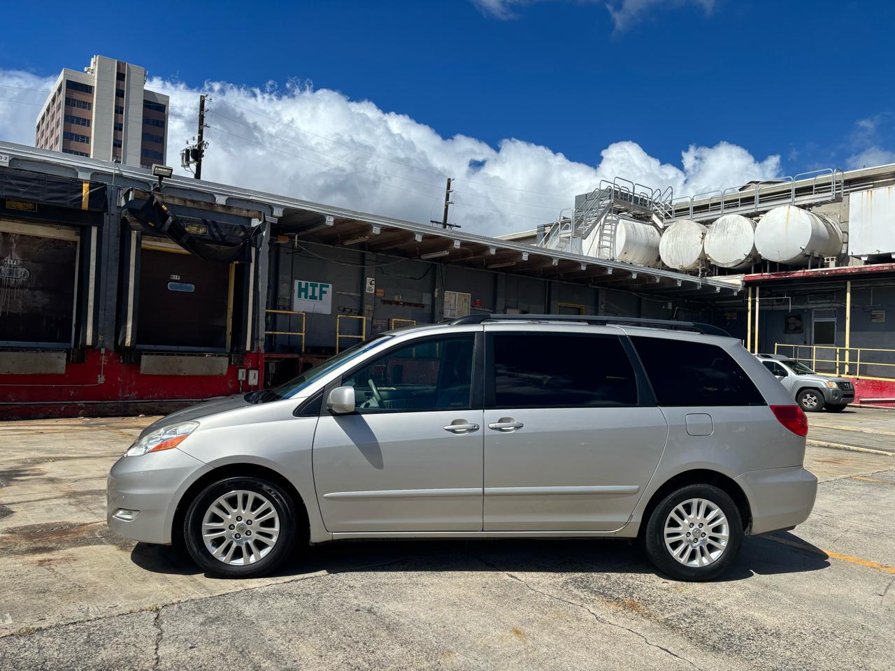 Toyota Sienna 5dr 7-Pass Van XLE FWD (Natl) 2009