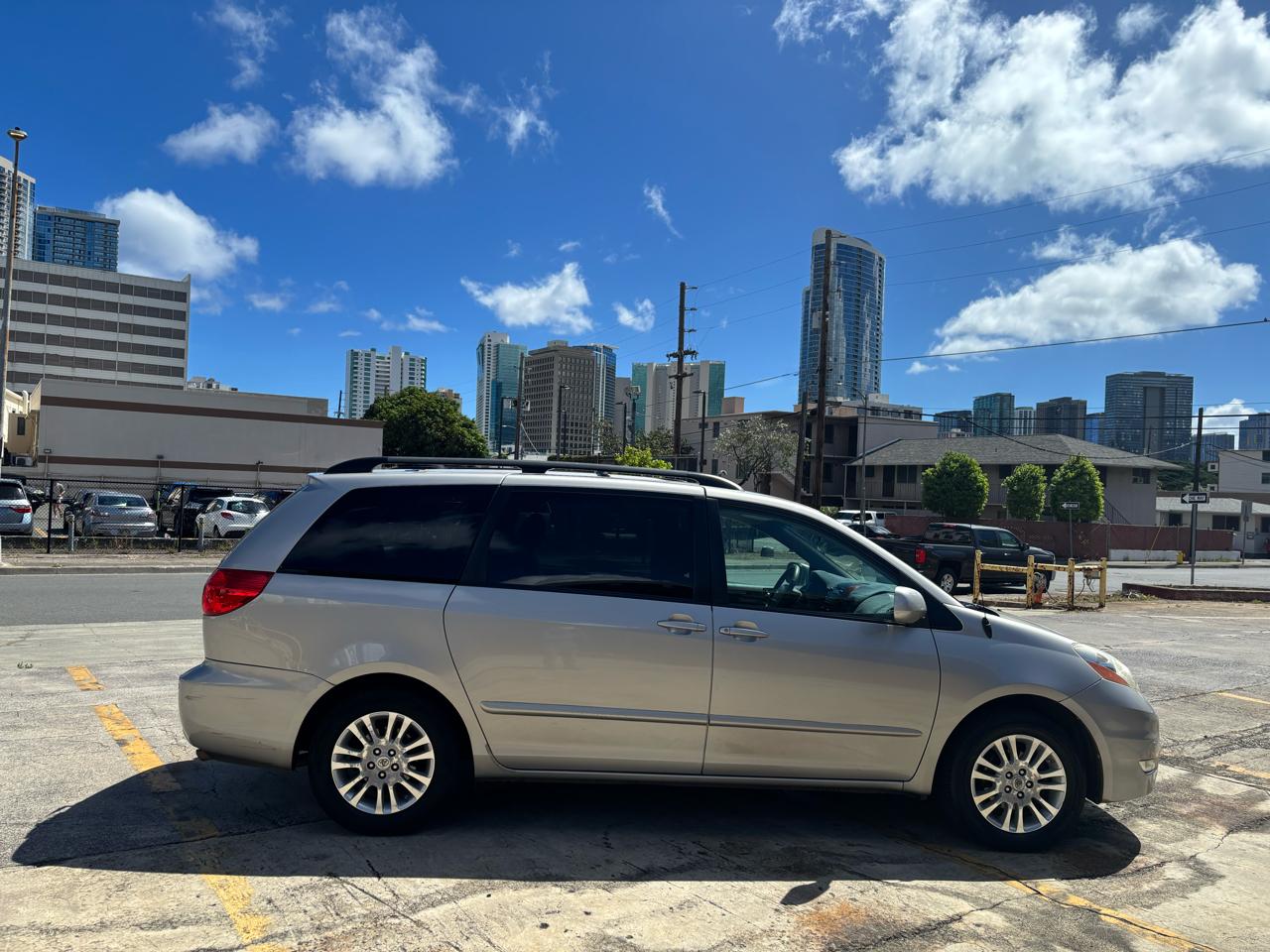 Toyota Sienna 5dr 7-Pass Van XLE FWD (Natl) 2009