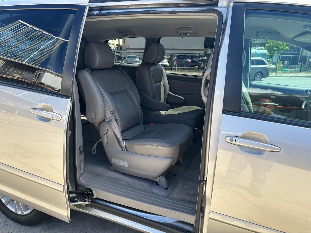 Toyota Sienna 5dr 7-Pass Van XLE FWD (Natl) 2009