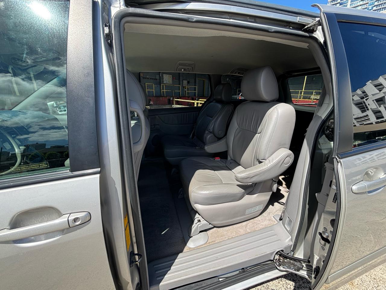 Toyota Sienna 5dr 7-Pass Van XLE FWD (Natl) 2009