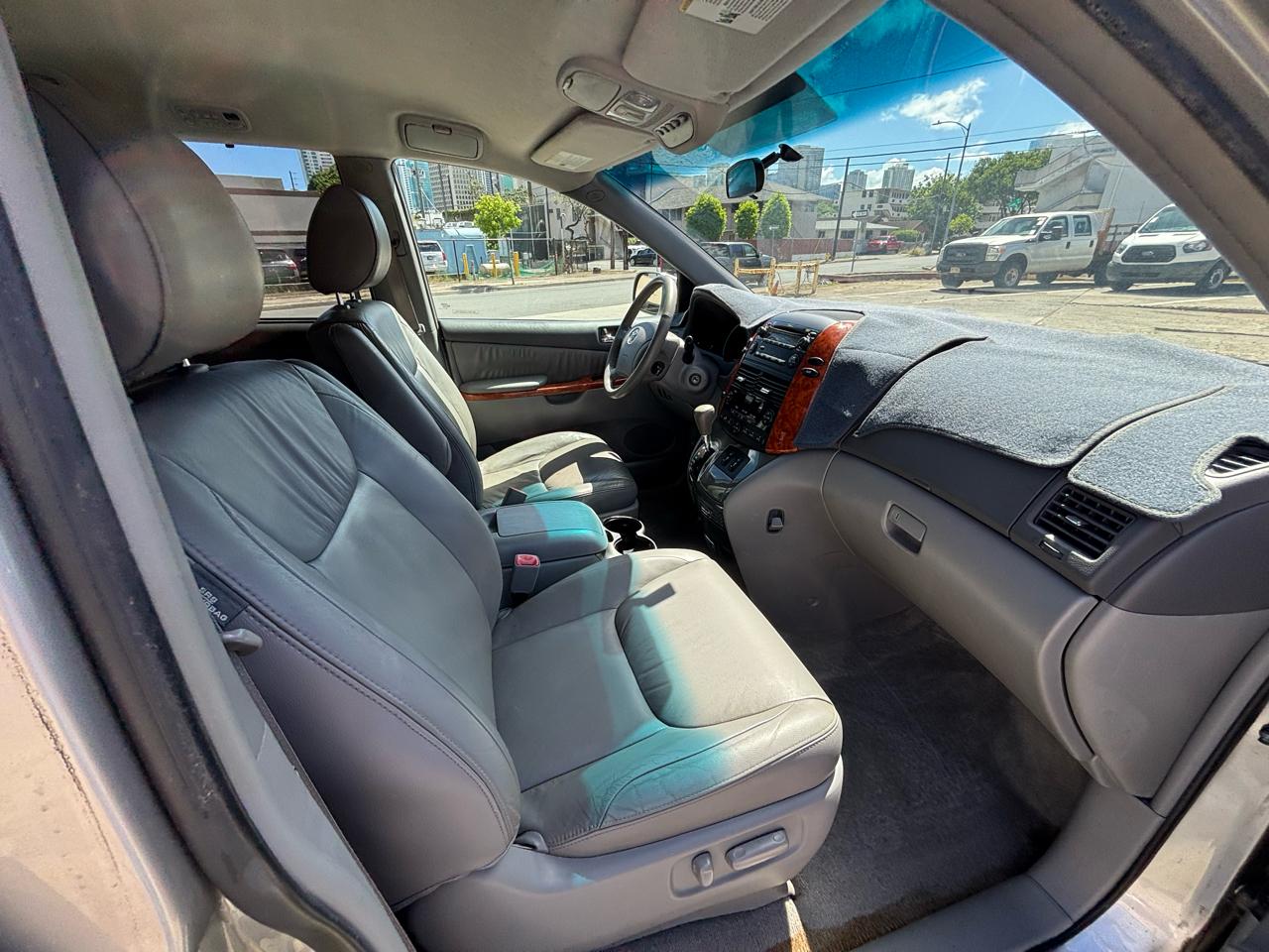 Toyota Sienna 5dr 7-Pass Van XLE FWD (Natl) 2009