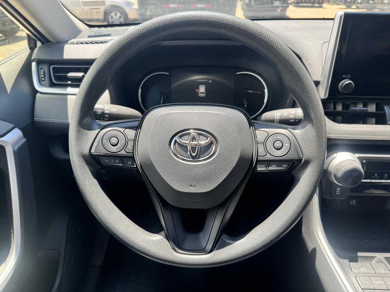 Toyota RAV4 LE FWD (Natl) 2025