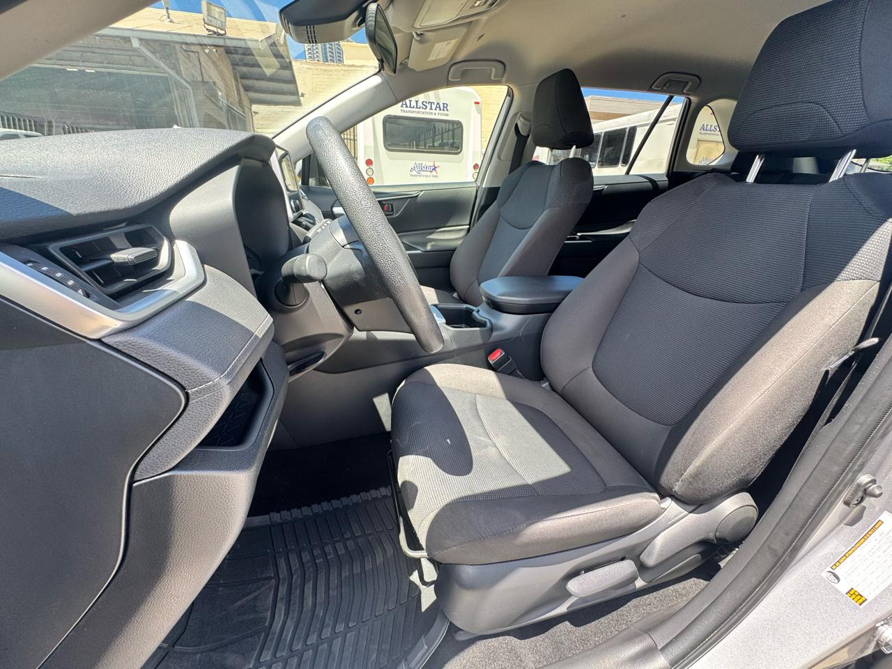 Toyota RAV4 LE FWD (Natl) 2025
