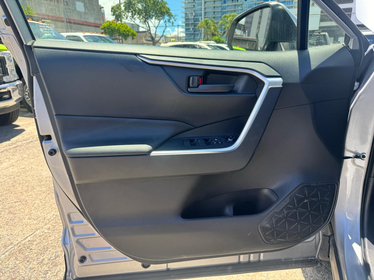 Toyota RAV4 LE FWD (Natl) 2025