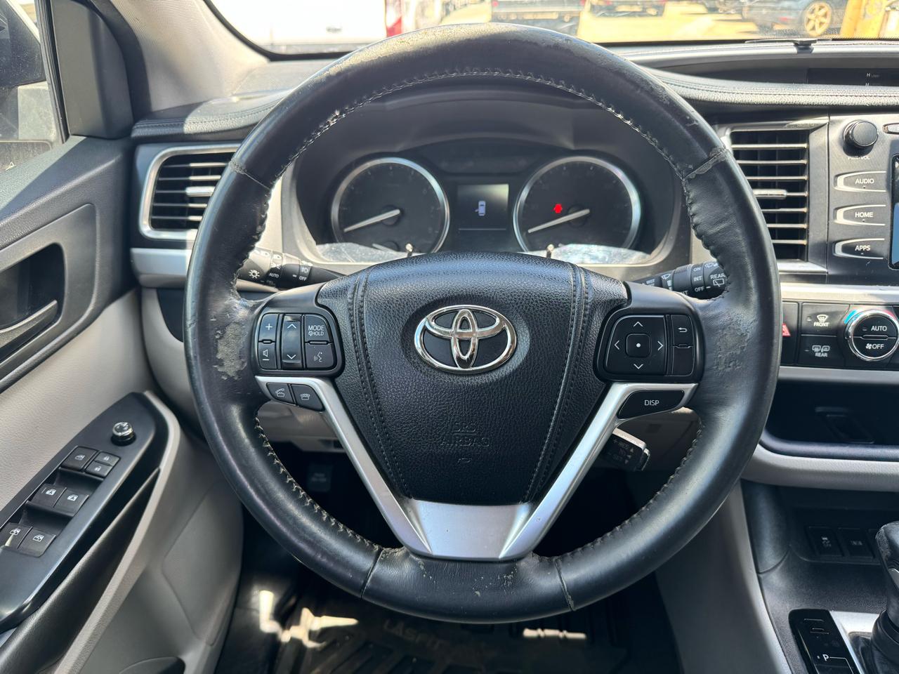 Toyota Highlander FWD 4dr V6 LE (Natl) 2015