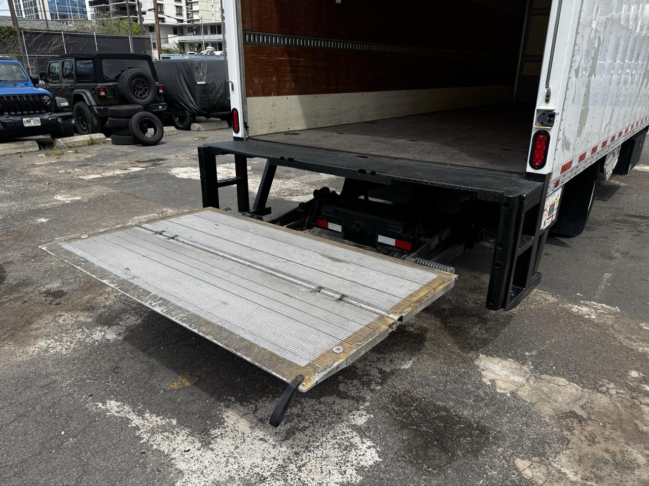 Isuzu NRR  2019