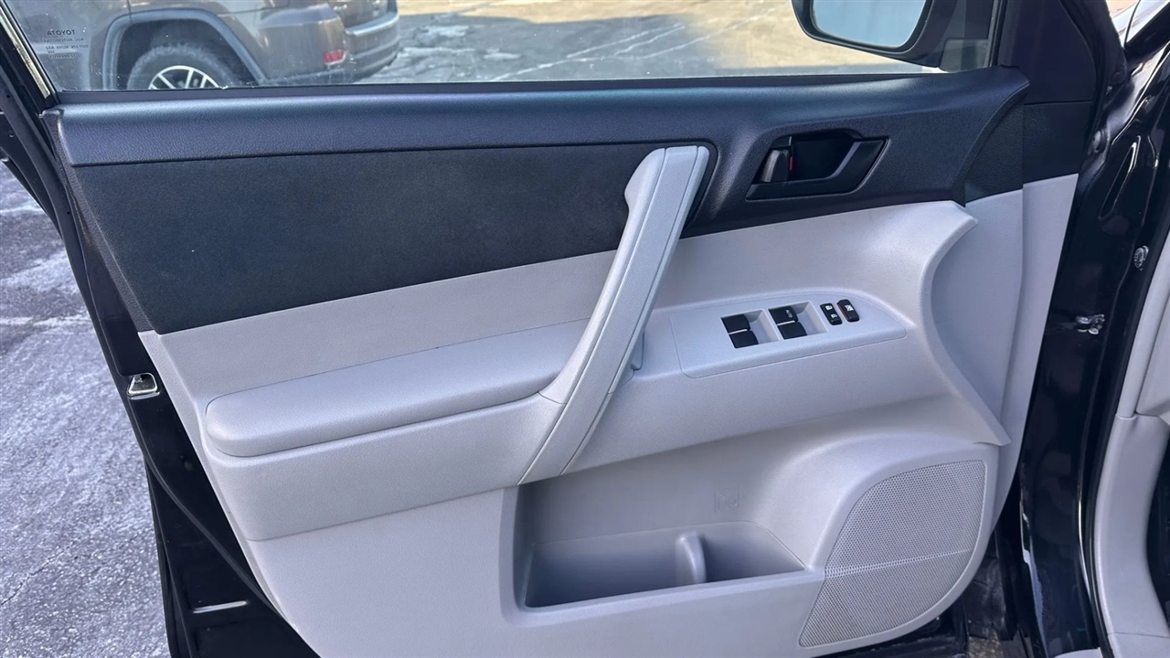 Toyota Highlander Base 4WD 2013