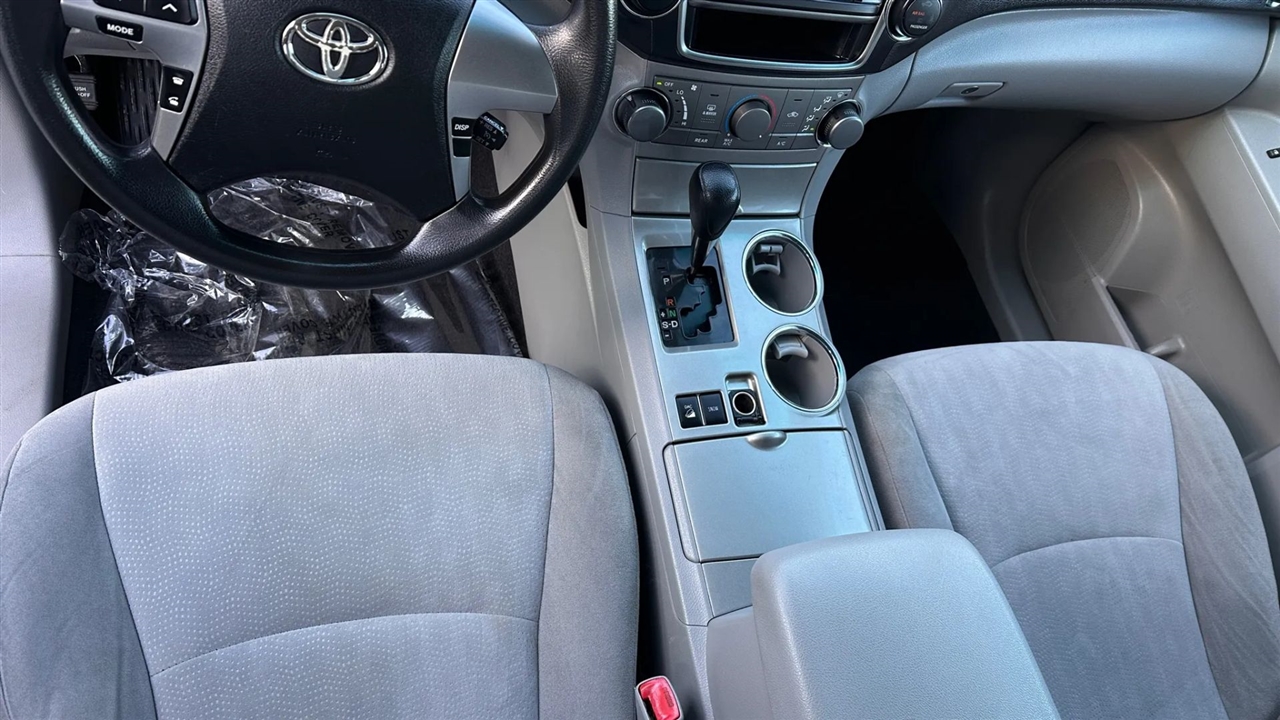 Toyota Highlander Base 4WD 2013