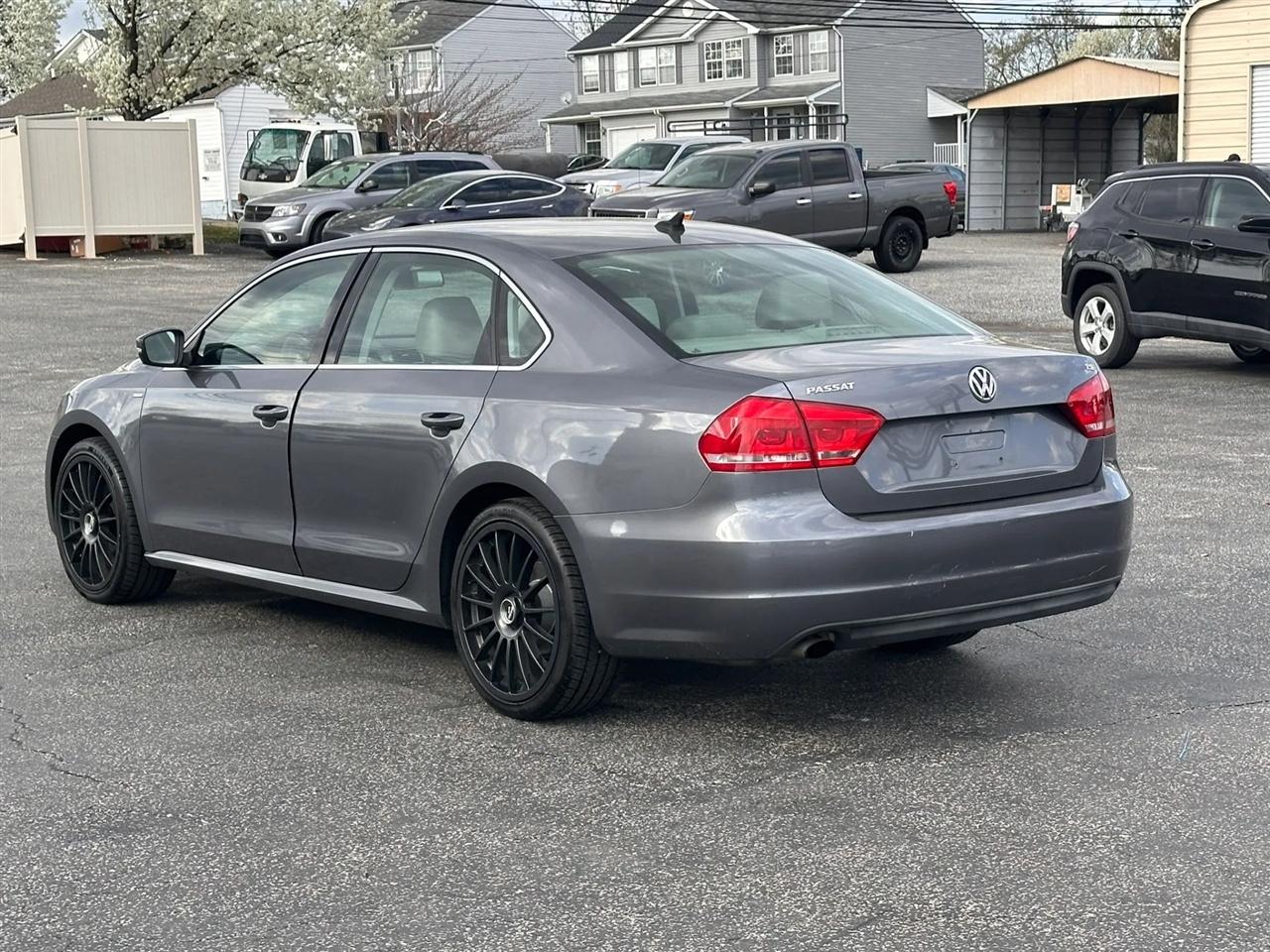 Volkswagen Passat 4dr Sdn 1.8T Auto Wolfsburg Ed PZEV 2014