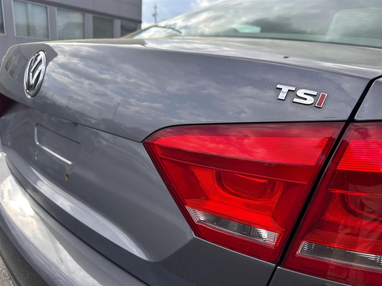 Volkswagen Passat 4dr Sdn 1.8T Auto Wolfsburg Ed PZEV 2014