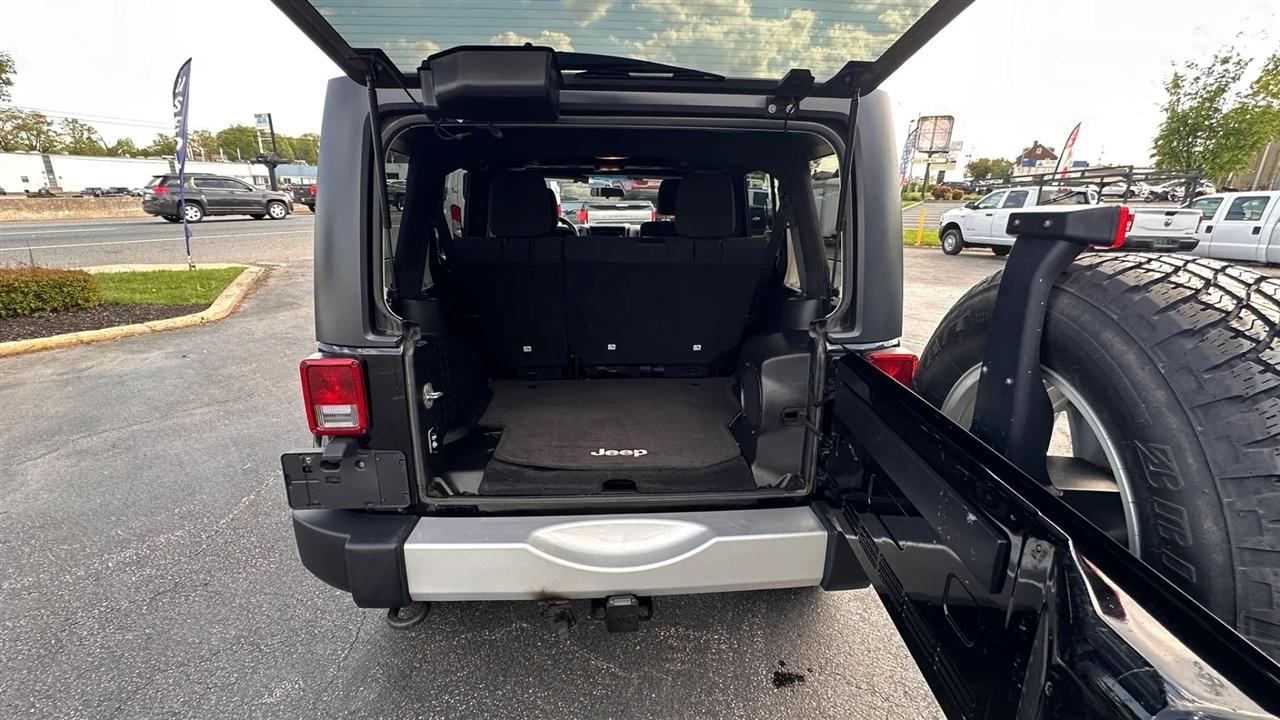 Jeep Wrangler Unlimited Sahara 4WD 2011