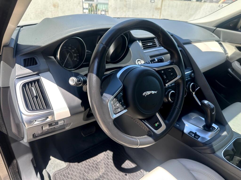 2020 Jaguar E-PACE SE photo 9