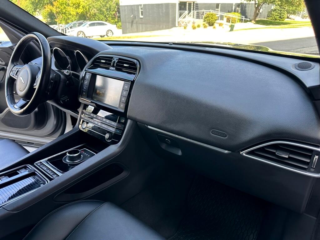 2018 Jaguar F-PACE Premium photo 22