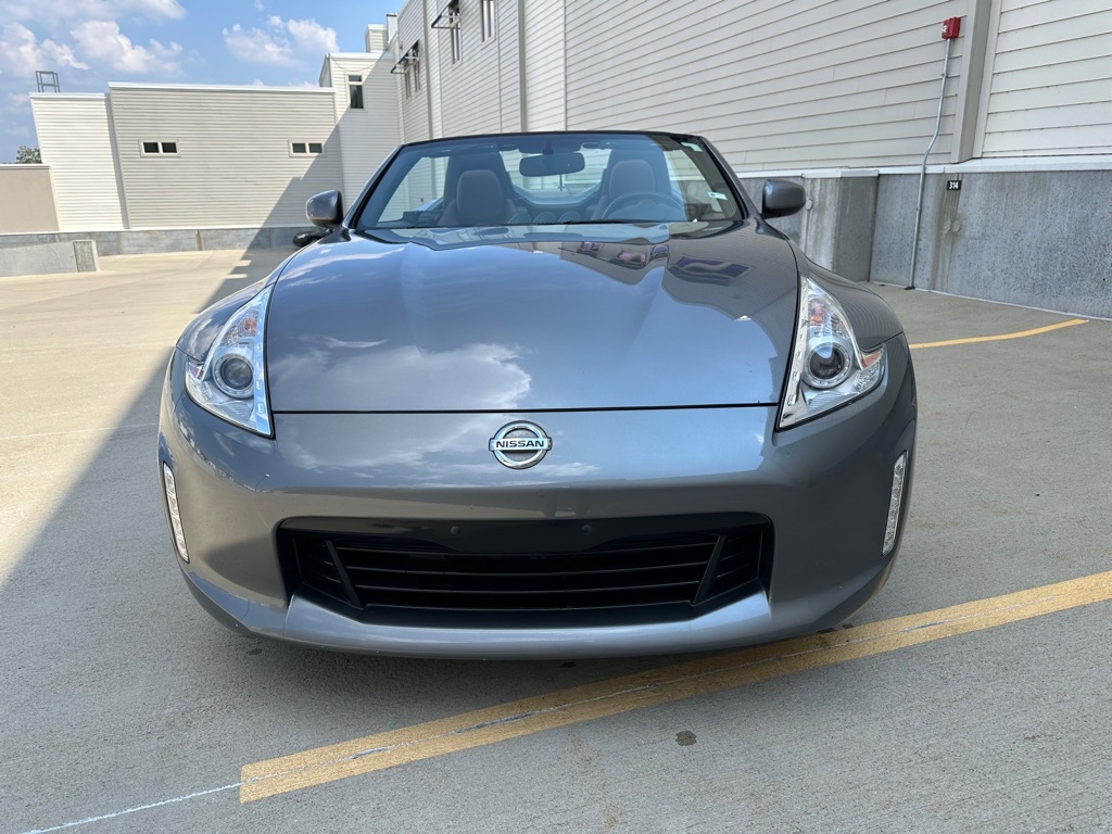 2016 Nissan Z photo 2