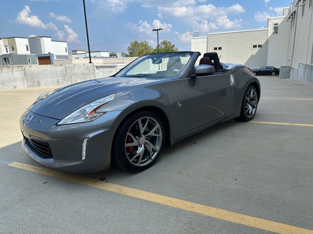 2016 Nissan Z photo 3