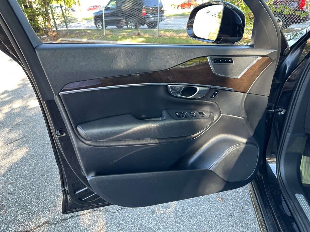 2017 Volvo XC90 T6 Momentum photo 9