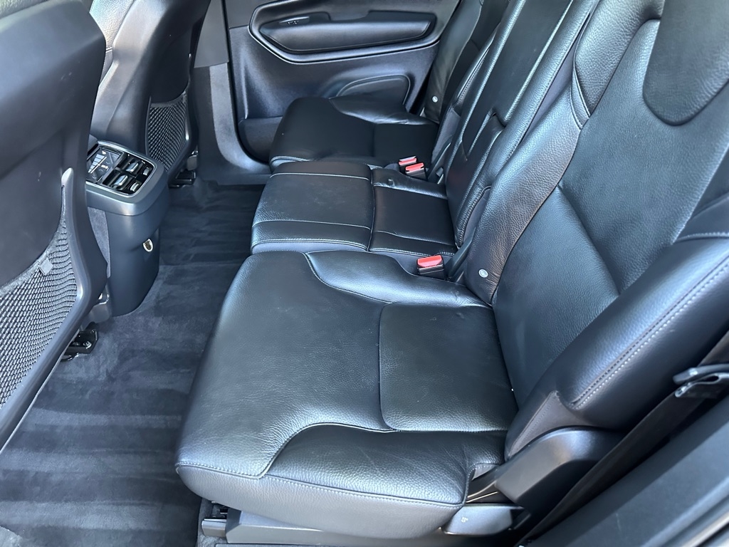 2017 Volvo XC90 T6 Momentum photo 17