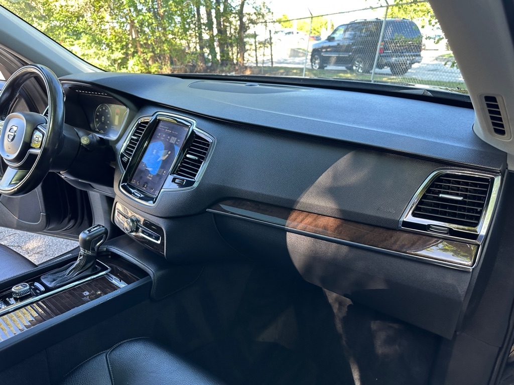 2017 Volvo XC90 T6 Momentum photo 26