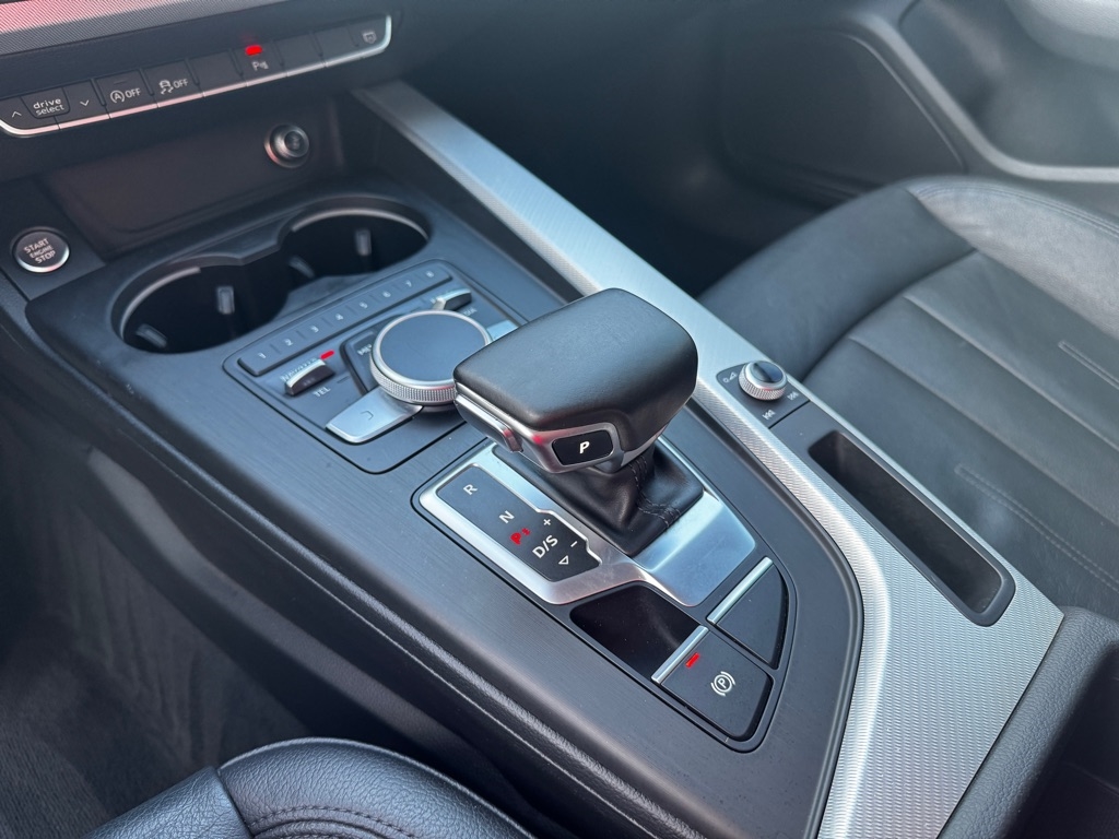 Audi A4 2.0T Premium quattro Sedan 2017 Audi A4 2.0T Premium quattro Sedan 2017