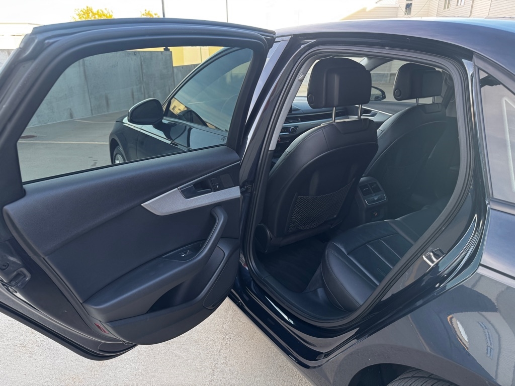 Audi A4 2.0T Premium quattro Sedan 2017 Audi A4 2.0T Premium quattro Sedan 2017