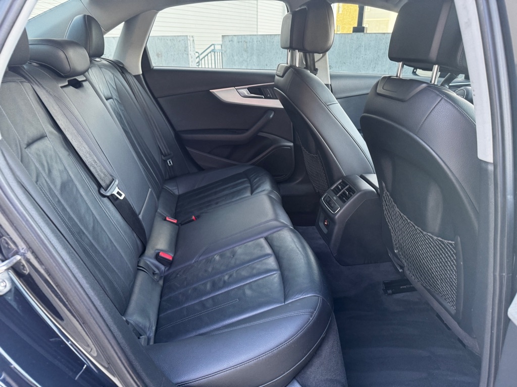 Audi A4 2.0T Premium quattro Sedan 2017 Audi A4 2.0T Premium quattro Sedan 2017