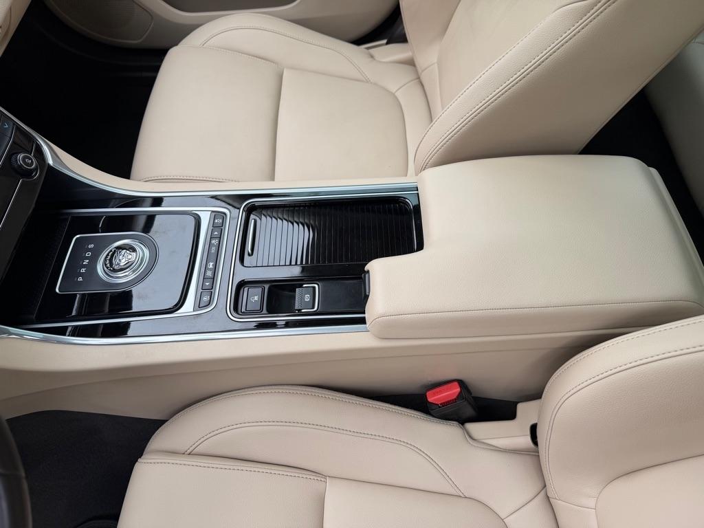 Jaguar XF-Series 25t Premium AWD 2018