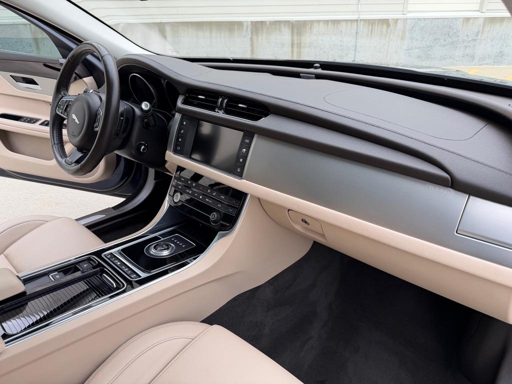Jaguar XF-Series 25t Premium AWD 2018