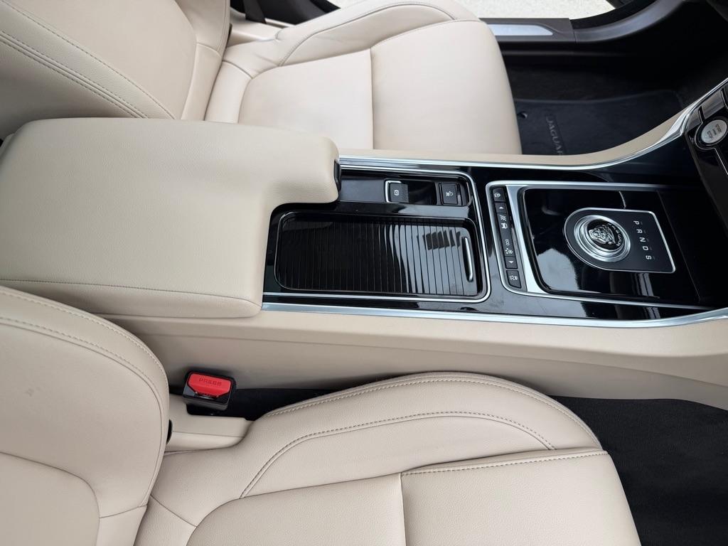 Jaguar XF-Series 25t Premium AWD 2018