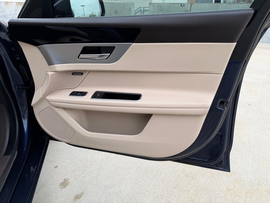 Jaguar XF-Series 25t Premium AWD 2018