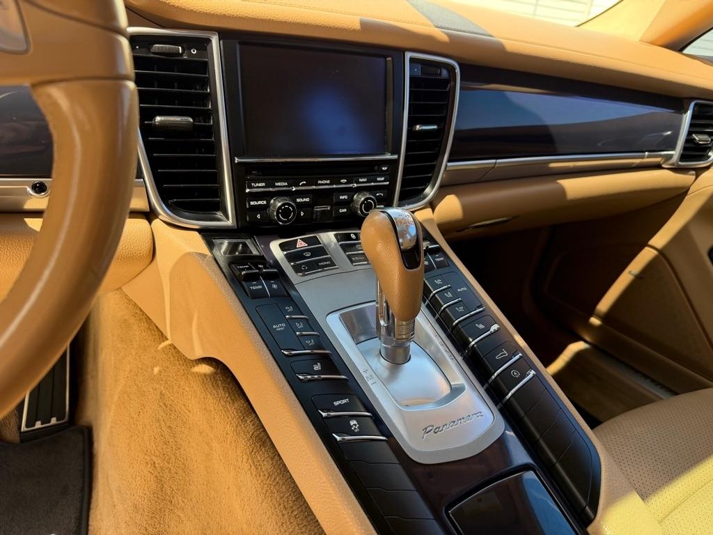 Porsche Panamera 4 2012