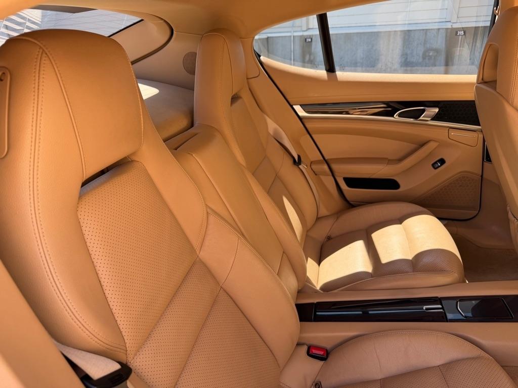 Porsche Panamera 4 2012