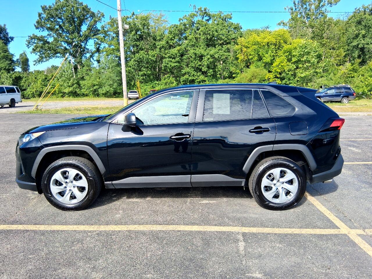 2022 Toyota RAV4 LE photo 2